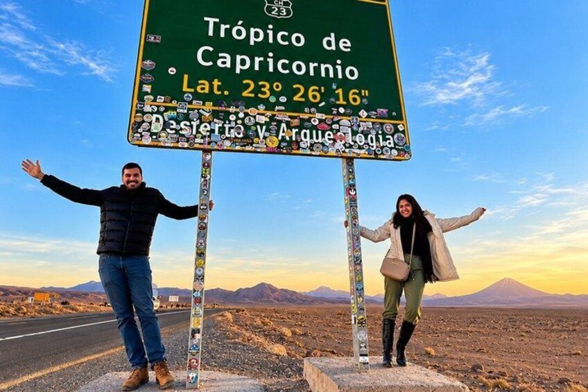 Una señal de tráfico con un paisaje desértico al fondo. 1