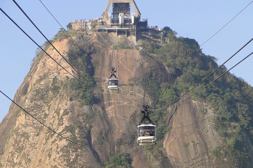 Un téléphérique dessert une montagne escarpée, avec une station supérieure au sommet. 2
