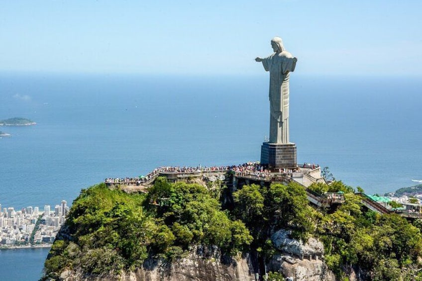 Une grande statue sur une colline, avec une vue sur la ville en arrière-plan. 4