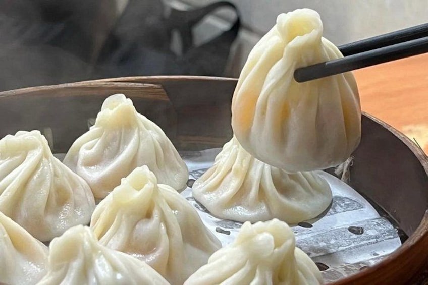 Gestoomde dumplings in een pan. 5