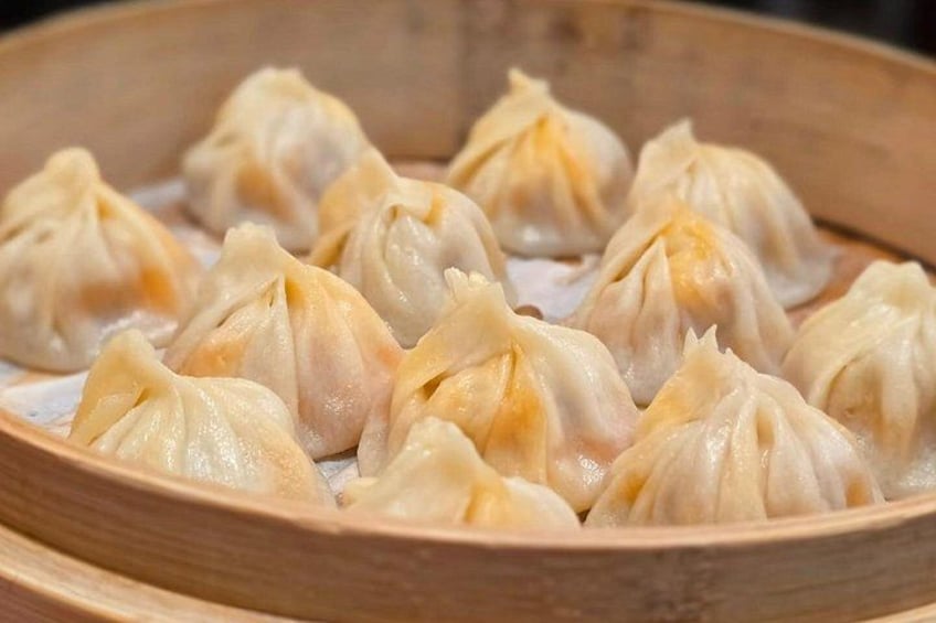 Een bamboestoommandje gevuld met dumplings. 4