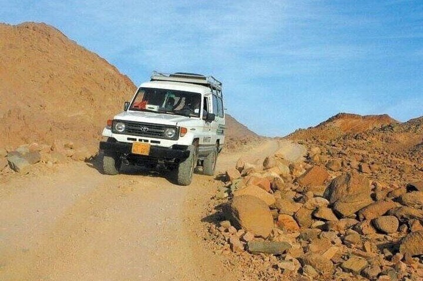 Un veicolo fuoristrada bianco su un sentiero roccioso nel deserto. 2