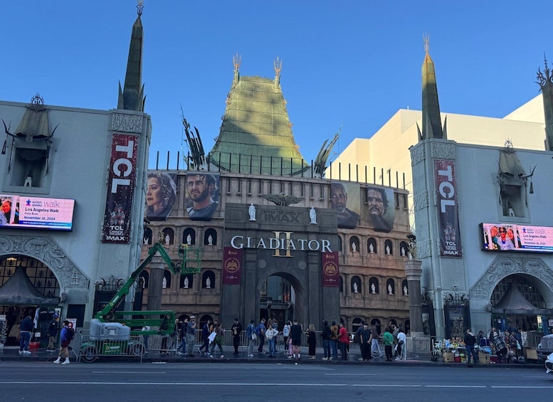 Der Eingang zum TCL Chinese Theatre, auf der Fassade steht 'Gladiator'. 5