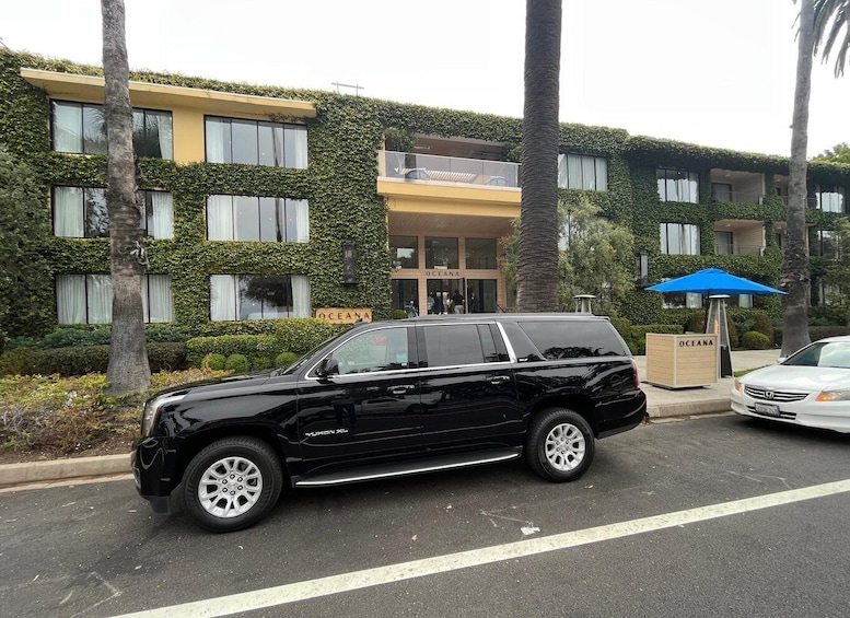 Ein schwarzer SUV vor einem Gebäude mit der Aufschrift 'OCEANA'. 3