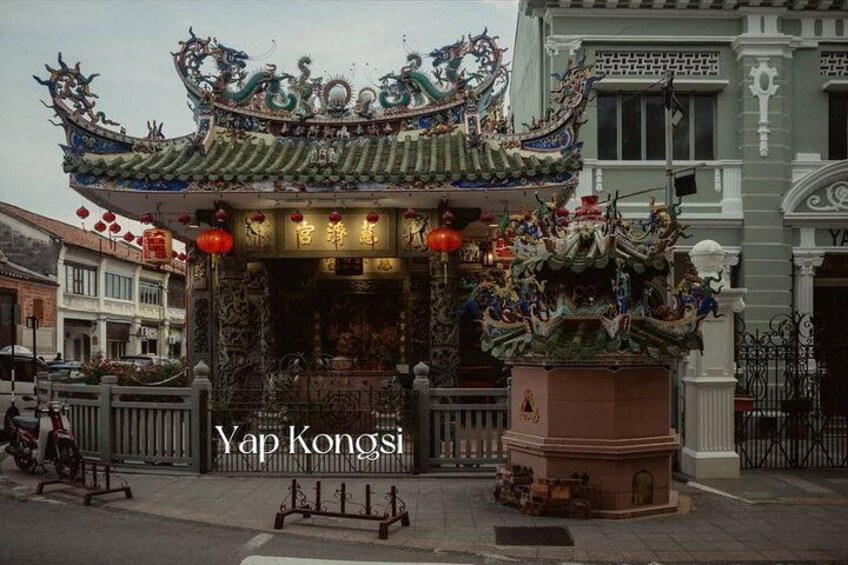 Une porte chinoise traditionnelle, ornée de motifs décoratifs et portant une inscription indiquant « Yap Kongsii ». 4