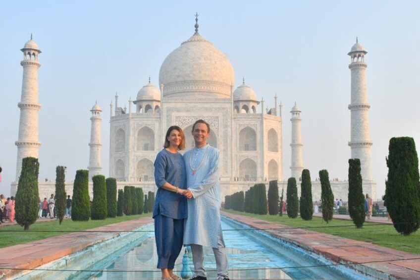 Das Taj Mahal mit zwei Personen davor. 4