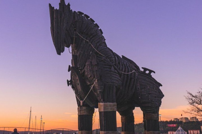 Una gran escultura de un caballo mecánico al atardecer. 1