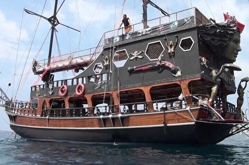 Ein großes, verziertes Piratenschiff mit Holldeck, Rettungsbooten und einer Figurenkopf. 4
