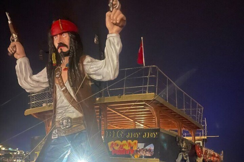 Eine Piratenfigur auf einem Schiff mit einer roten Flagge und dem Schriftzug "BIG JOE JELLY". 5