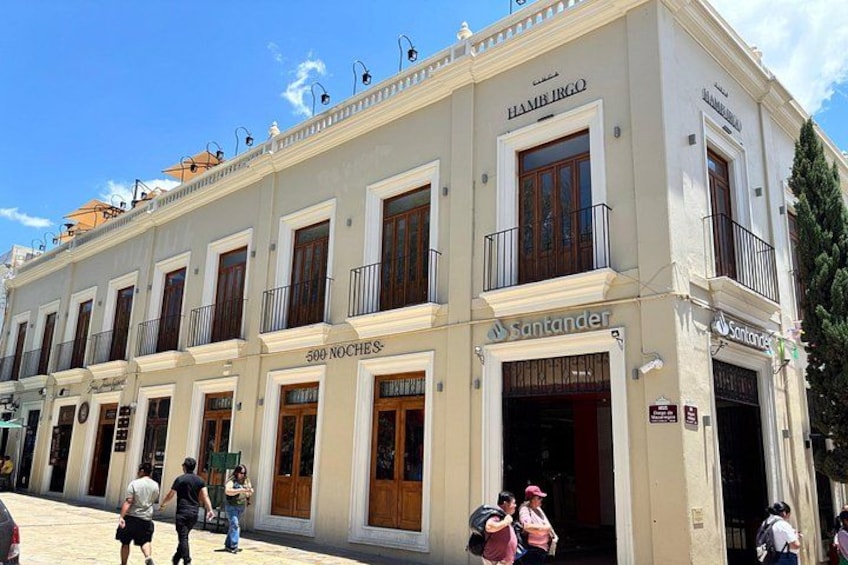 Un edificio con el letrero '500 Noches' y 'Santander' en la planta baja. 5