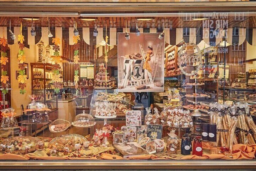 Una vetrina di pasticceria con diversi prodotti da forno e dolci. 3