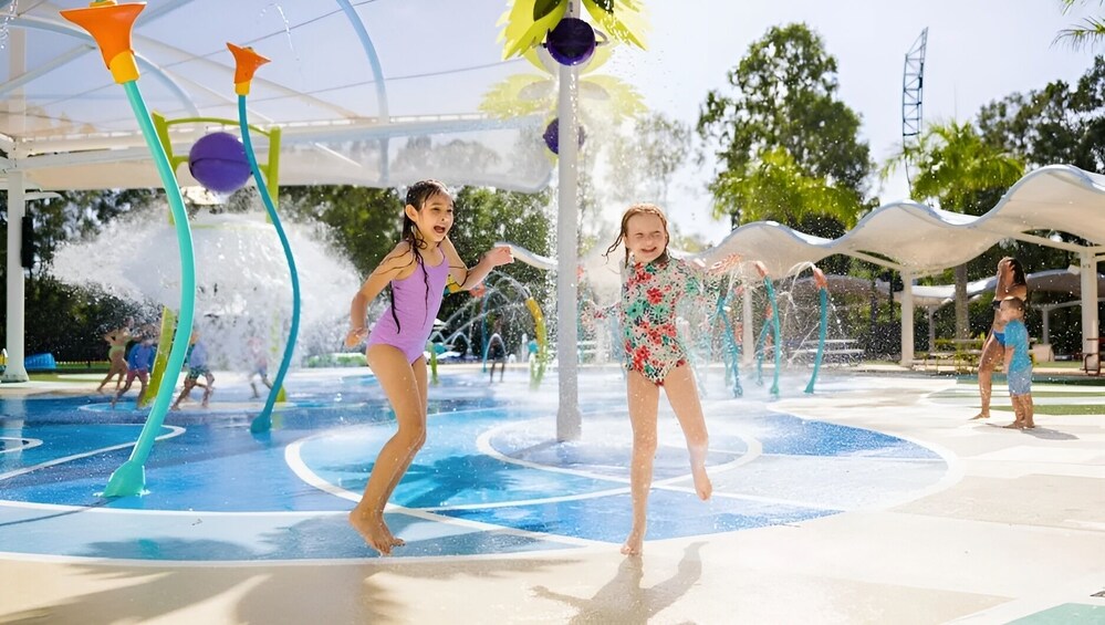 Bambini che giocano in un parco acquatico con diverse attrazioni. 3