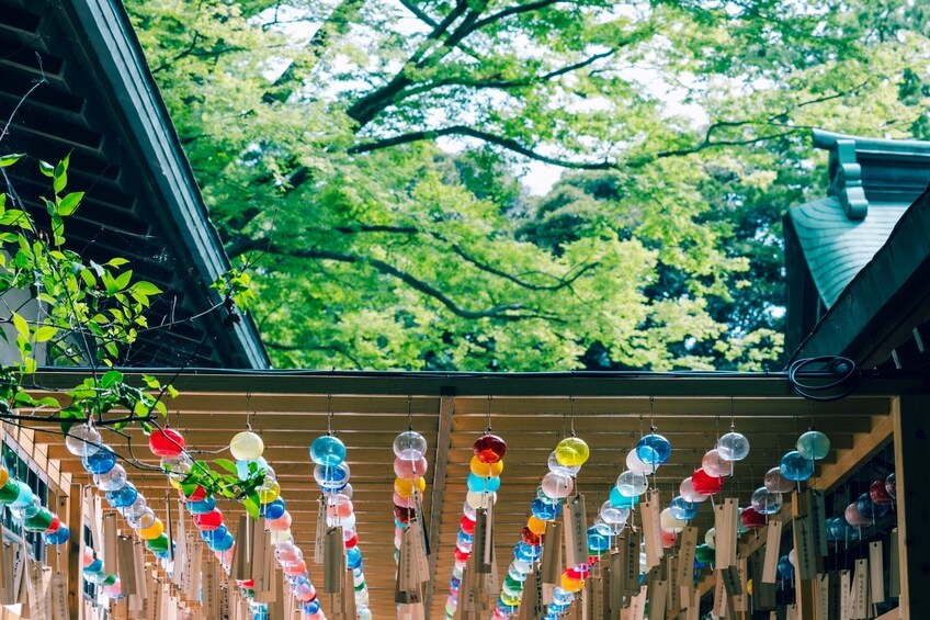 En traditionel japansk bygning med trækonstruktion og farverige hængende pynt. 5