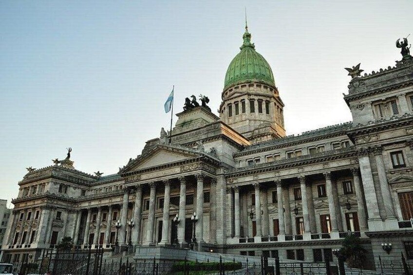 Un grand bâtiment de style néoclassique, doté d’un dôme imposant et de colonnes. 1