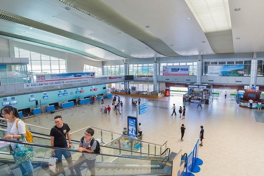 Un terminal d’aéroport doté d’escalators, d’un restaurant et d’un centre commercial. 4