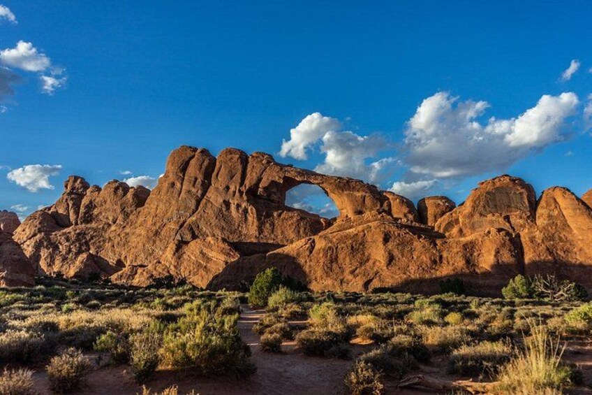 Un paysage désertique caractérisé par des formations rocheuses imposantes et un ciel bleu dégagé. 5
