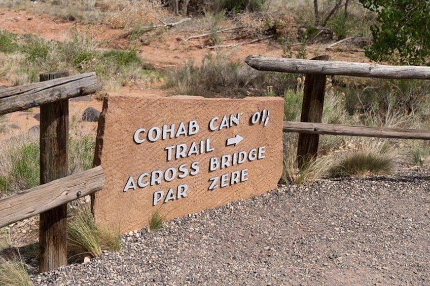 Panneau indiquant le début du sentier Cohab Can Oil Trail, qui traverse la rivière Zere par un pont. 2