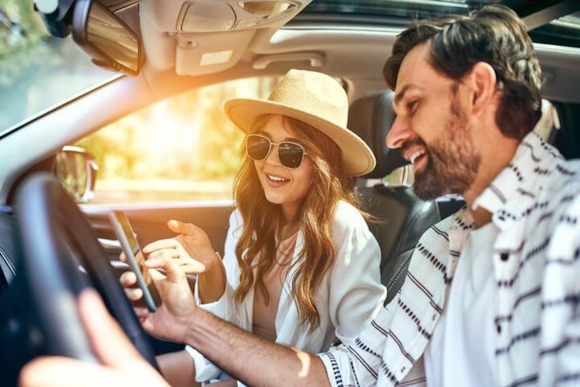 Une personne conduisant une voiture avec la visière relevée, portant un chapeau de paille et des lunettes de soleil. 2