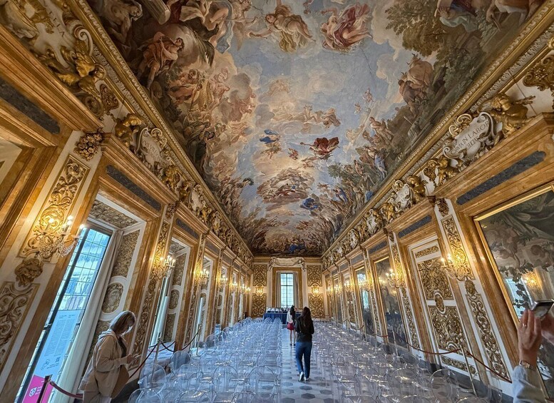 Een rijk versierde kamer met een hoge plafond, gedetailleerde fresco's en klassieke architectuur. 1
