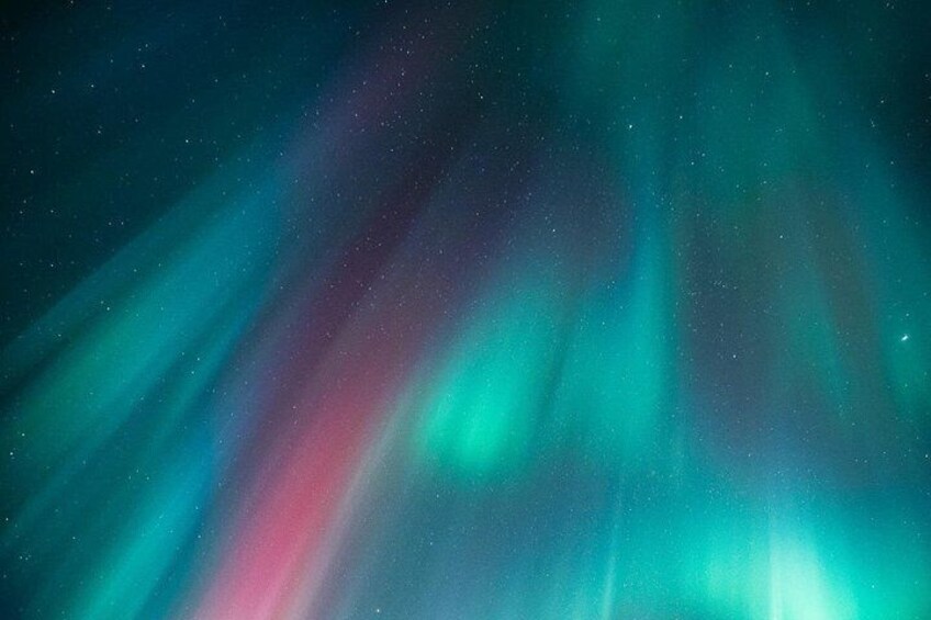 Het Noorderlicht (Aurora Borealis) met groene en rode tinten. 2