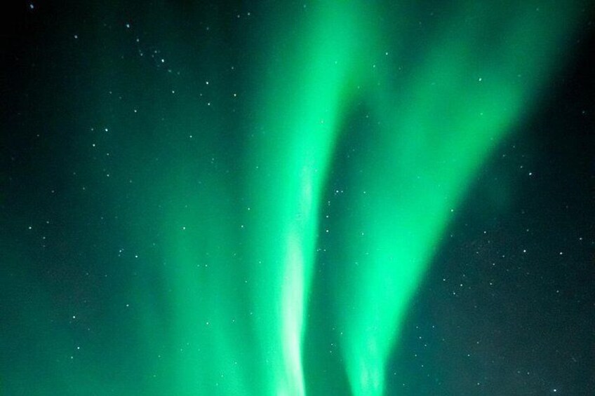 Het noorderlicht (Aurora Borealis) met groene tinten tegen een sterrenhemel. 3