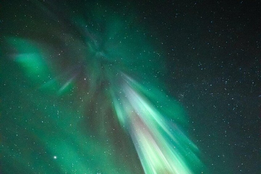 La aurora boreal (Luces del Norte) con tonos verdes y rojos. 3