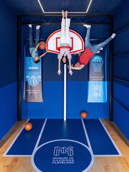 Een basketbalveld waar iemand een sprongmanoeuvre uitvoert. 1
