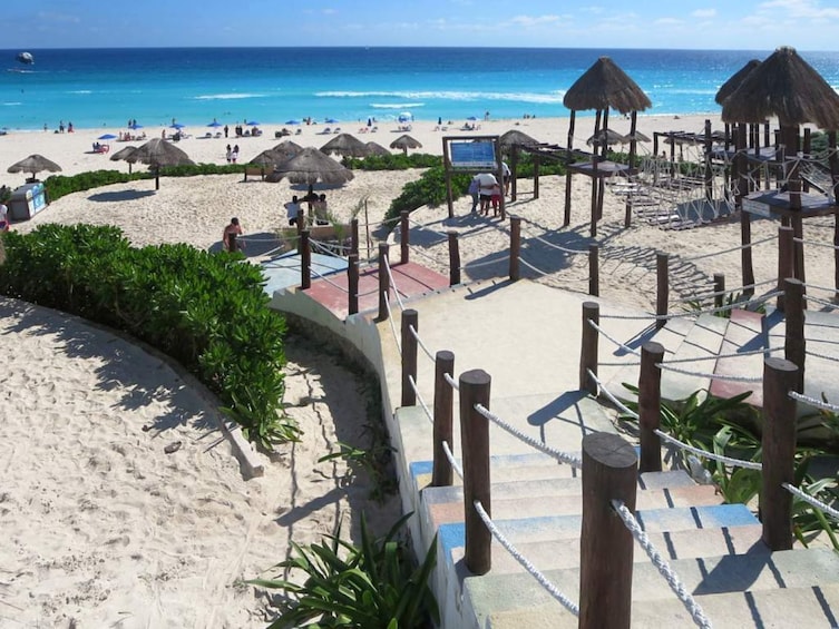 Cancun Private Airport Transfer with 1-Hour City Highlights Ride 1
