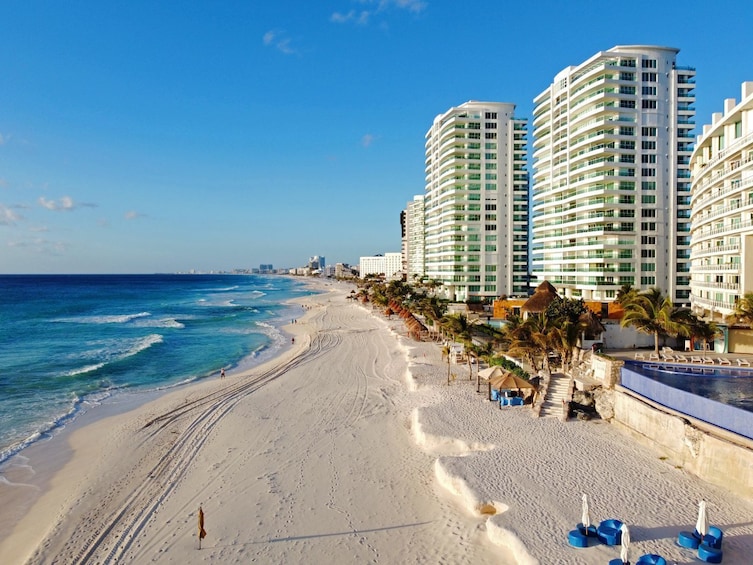 Cancun Private Airport Transfer with 1-Hour City Highlights Ride 4