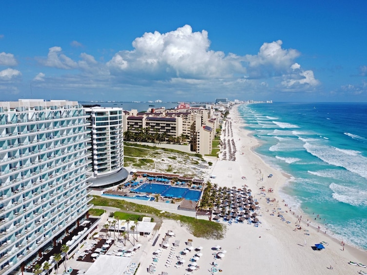 Cancun Private Airport Transfer with 1-Hour City Highlights Ride 2