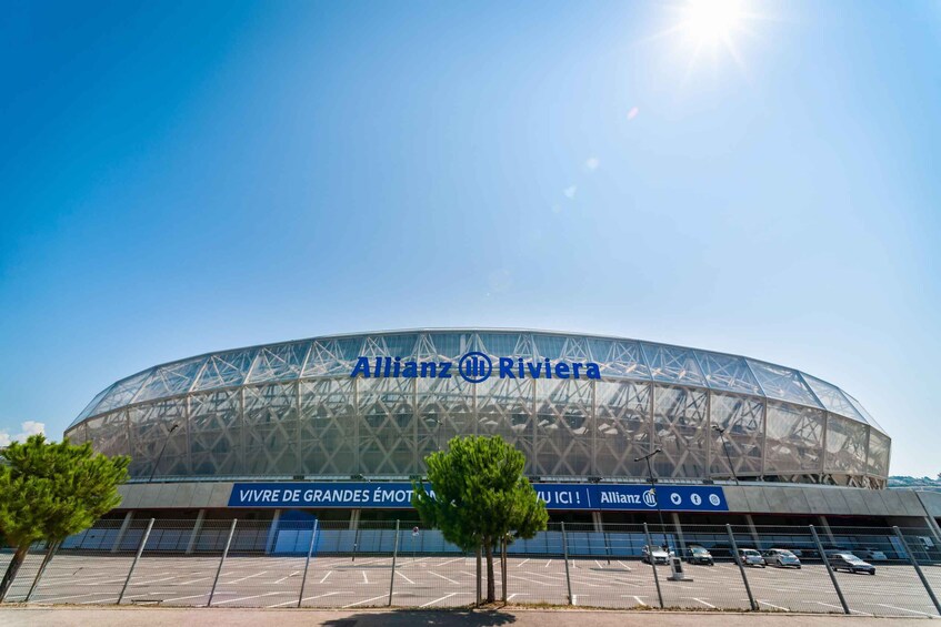 Un estadio grande y moderno con techo transparente y el nombre 'Allianz Riviera'. 1