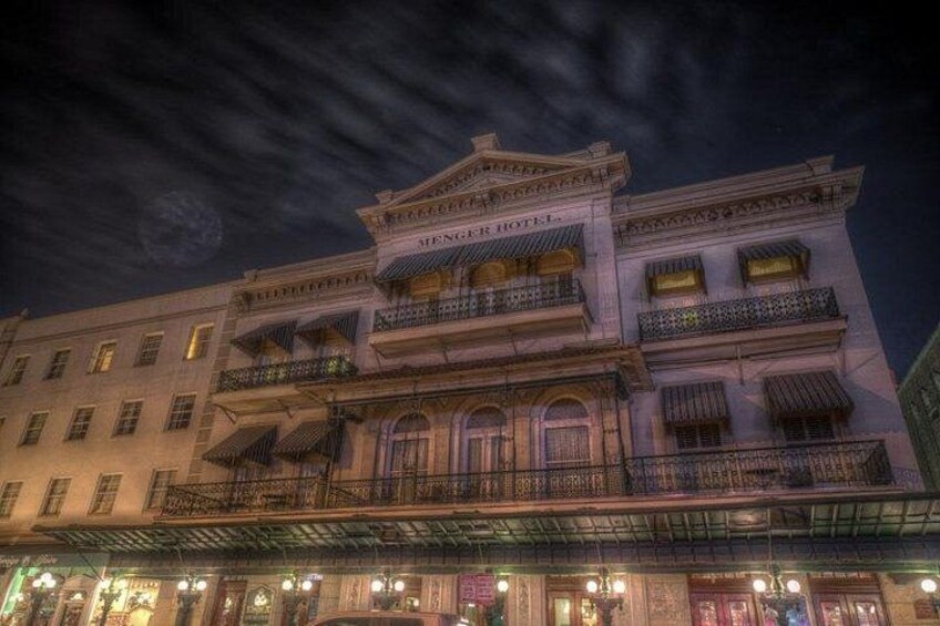 San Antonio Haunted Pub Crawl – Ghosts, Drinks & Historic Bars 1