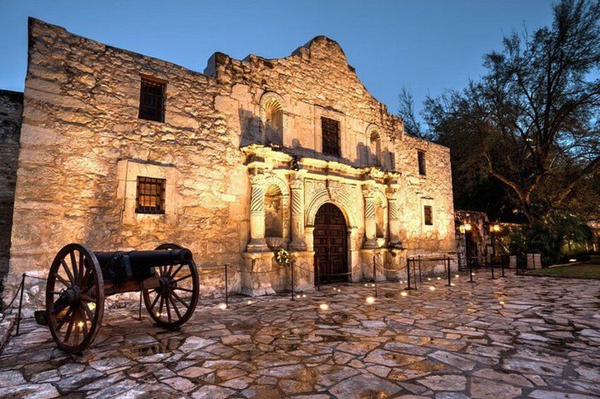 San Antonio Haunted Pub Crawl – Ghosts, Drinks & Historic Bars 2