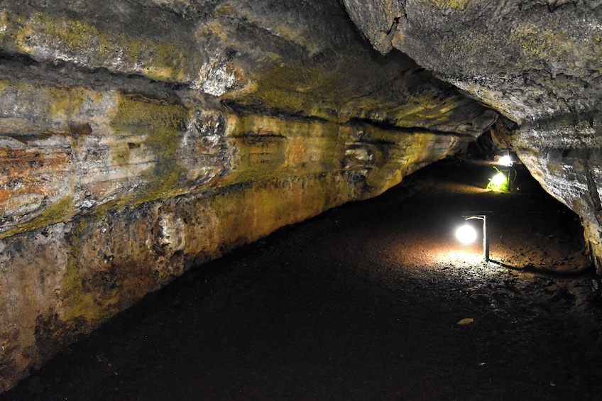 Una cueva con un estrecho pasillo y una fuente de luz al final. 2