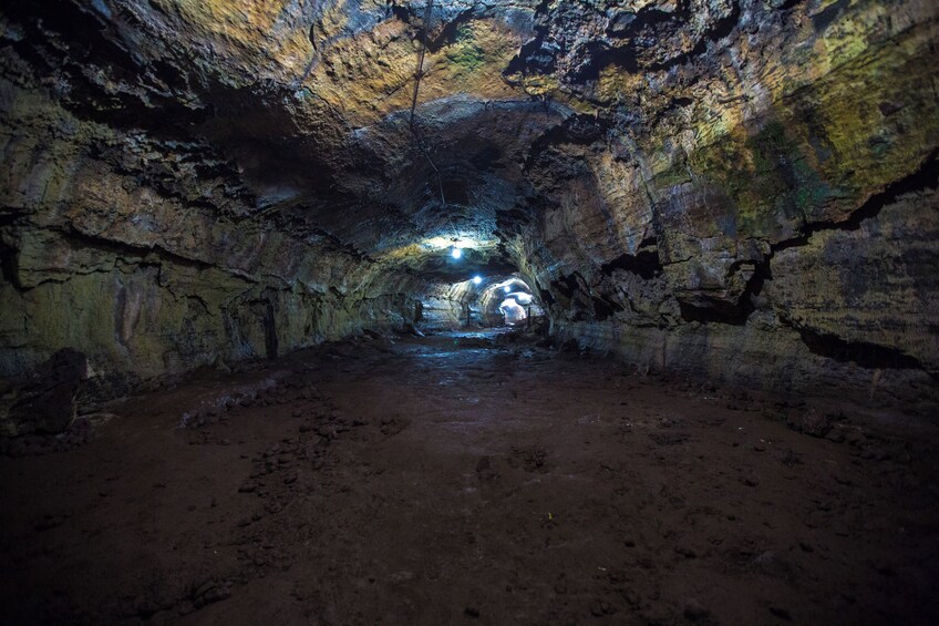 Una cueva con un estrecho pasadizo y una fuente de luz al final. 3