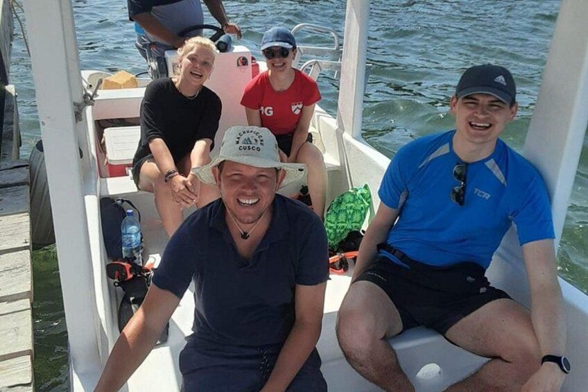 En båd med mennesker om bord, vand og en bro. 5