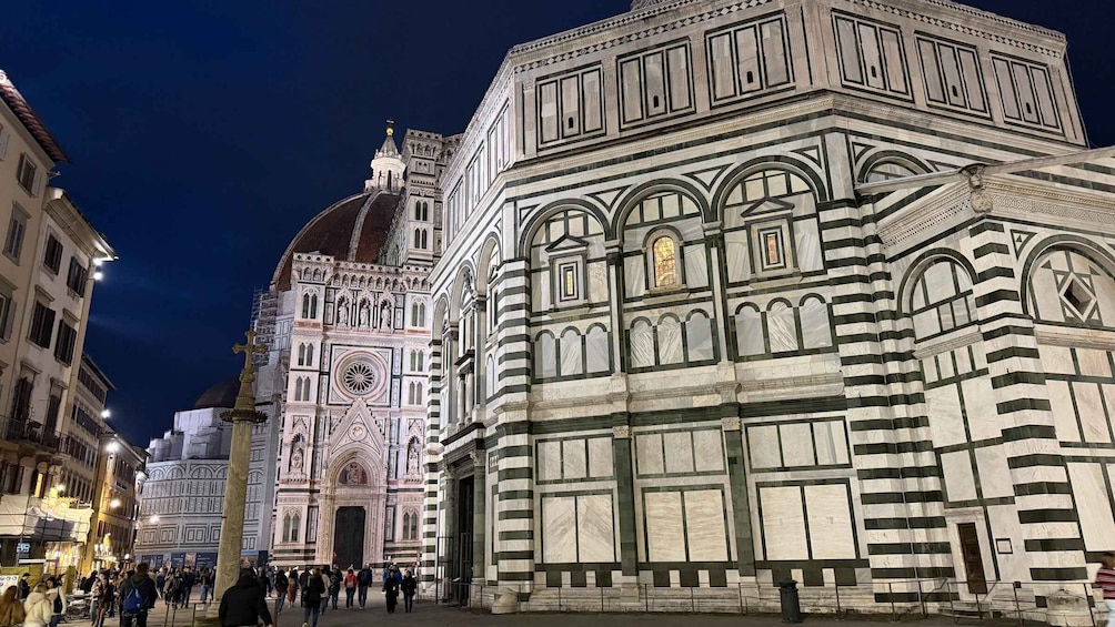 Picture 33 for Activity Florence: Ghost & Crimes Walking Tour with Tastings and Wine 2
