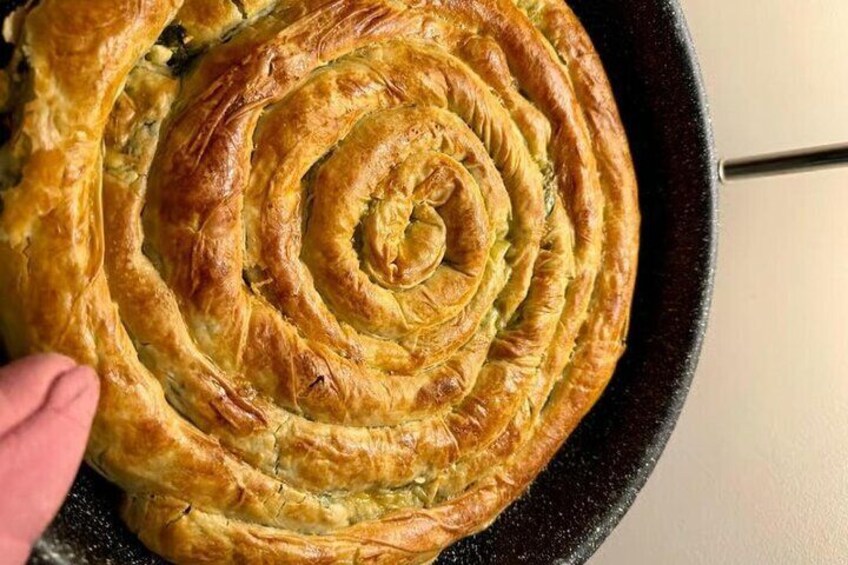 Un dolce a spirale in una teglia nera. 4