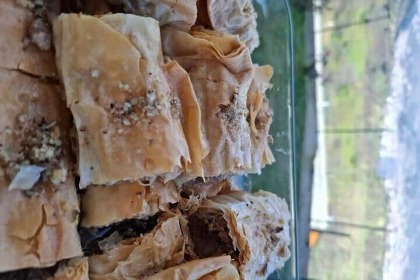 Un'impilata di dolcetti di baklava con noci e sciroppo ben visibili. 5