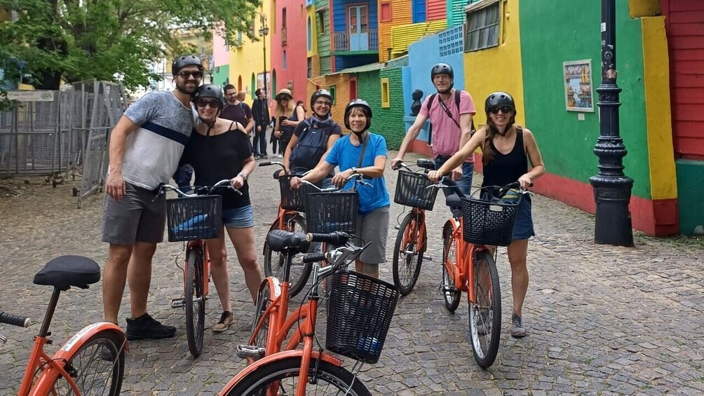 Un grupo de personas en bicicleta en una calle colorida. 3
