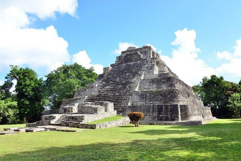 Une grande structure pyramidale, avec une pelouse au premier plan et des arbres en arrière-plan. 3