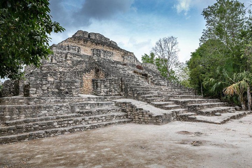 Vestiges d’une ancienne construction en pierre, avec des plateformes à gradins et une vaste structure en forme de pyramide. 5