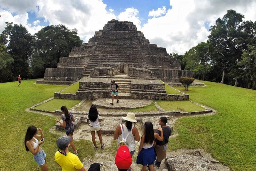 Une grande pyramide antique, observée par des touristes. 4