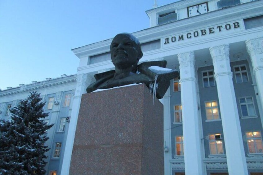 A bust statue in front of a building with columns and the word 'DOMSOVETOV' on it. 3