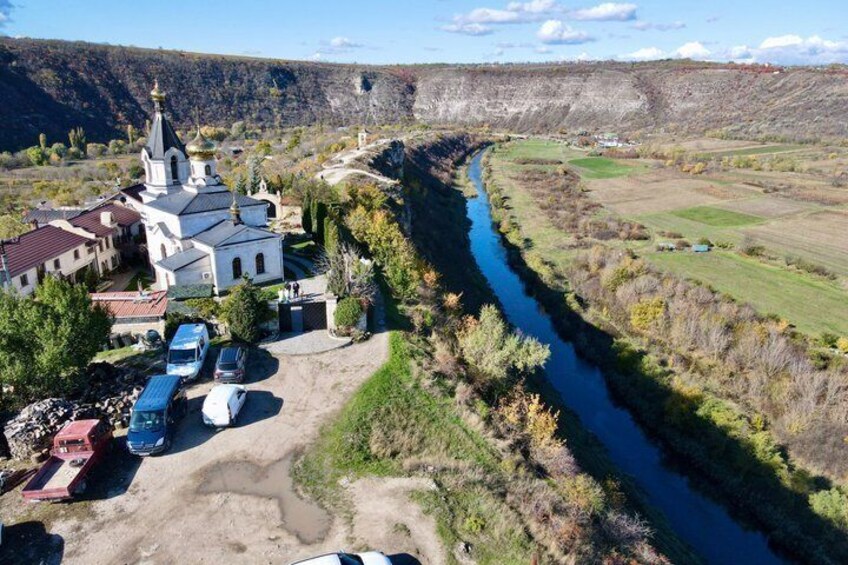 Una chiesa, un fiume e un parcheggio. 4