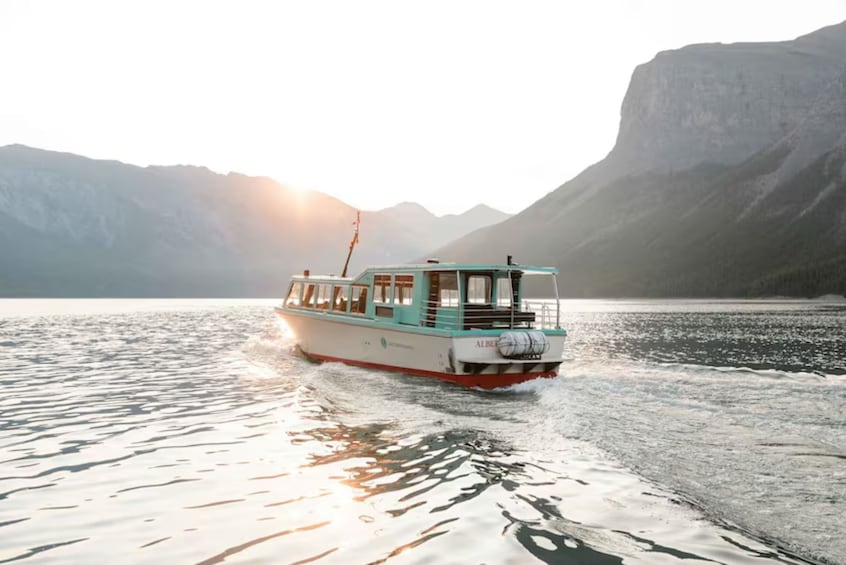 Un bateau nommé « ALBERT » sur un lac paisible, avec des montagnes en arrière-plan. 1