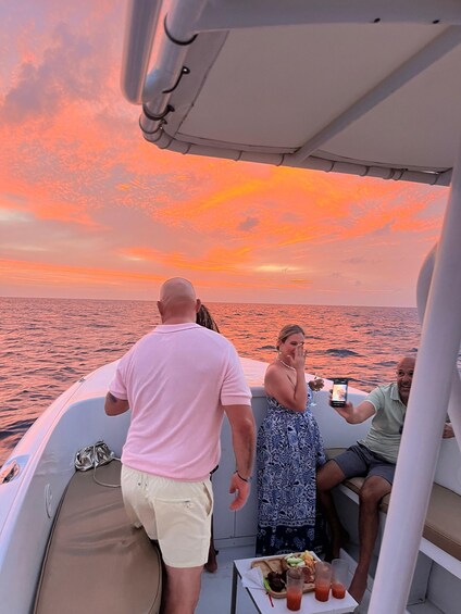 Un barco con gente disfrutando de la vista del atardecer. 2