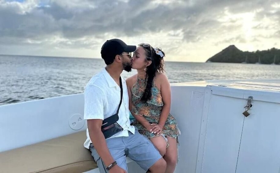 Una pareja en un bote, con agua y una isla distante al fondo. 1