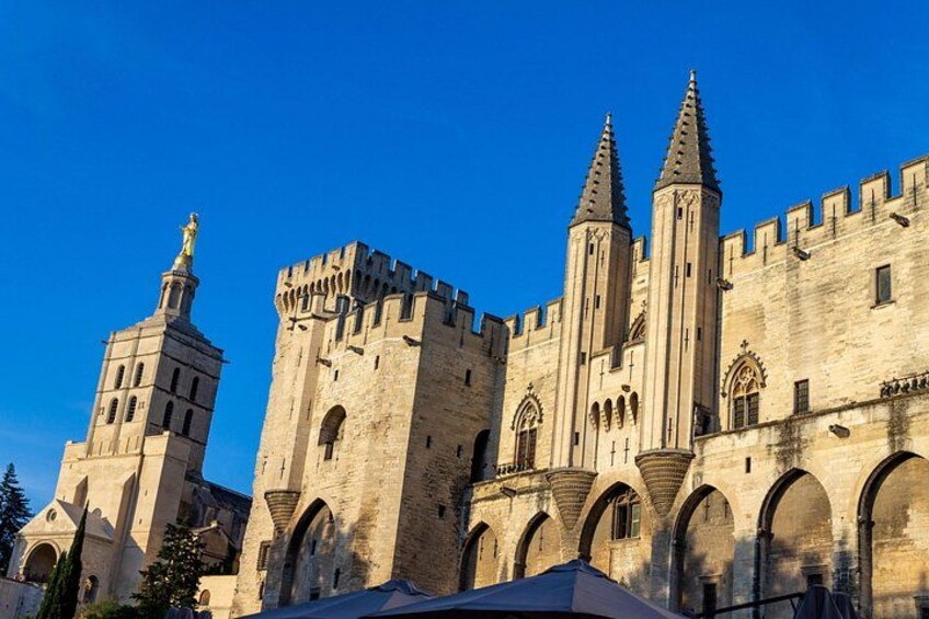 Un castillo histórico con múltiples torres y ventanas arqueadas. 5