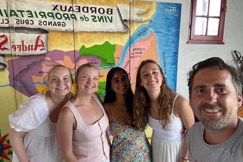 Un grupo de personas de pie frente a un mapa colorido con texto. 3